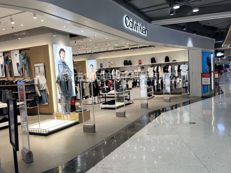 A Calvin Klein ruhaüzlet beszereli a Cubic Beauty AM7806 ruhaindításgátlót