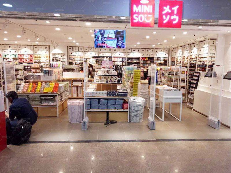 A MINISO butik beszereli a CuboM AM7806 biztonsági ajtót