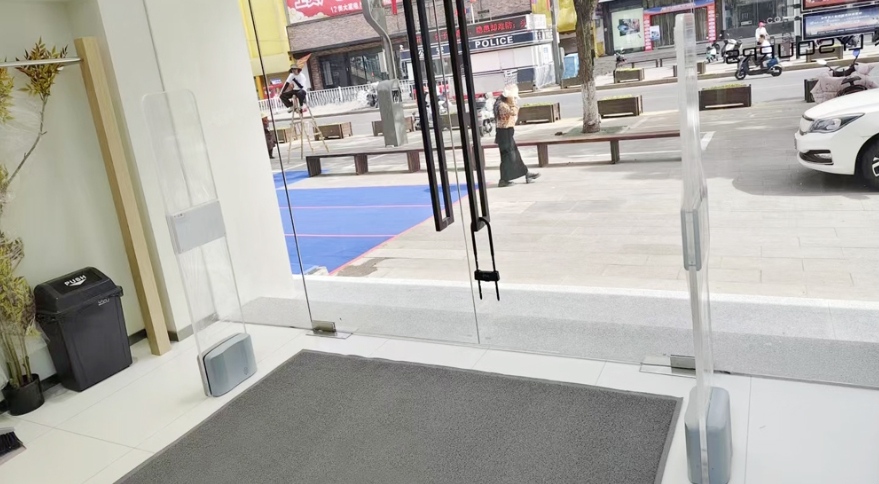 AM&RFID kettős frekvencia: Intelligens biztonság a ruházati kiskereskedelem számára.